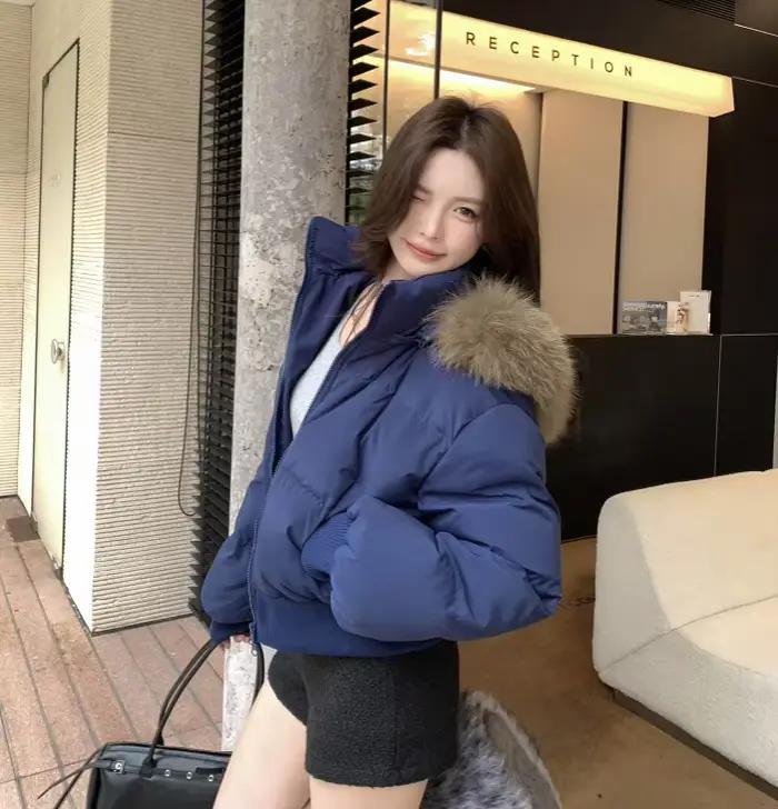 Doudoune courte pour femme, nouveau style hiver 2025, col en fourrure, cintrée à la taille, épaisse, en duvet de canard blanc