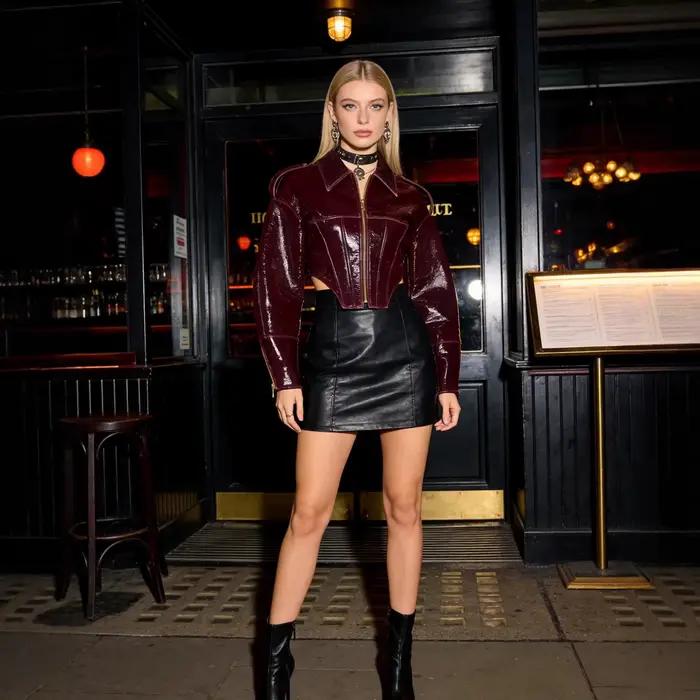 Blouson court style motard rétro pour femme en cuir brillant