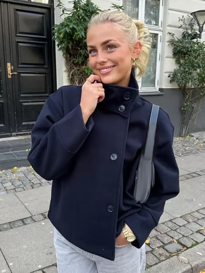 Veste courte à col montant senior femme élégante avec capuche coton automne 2025 occassions variées style européen