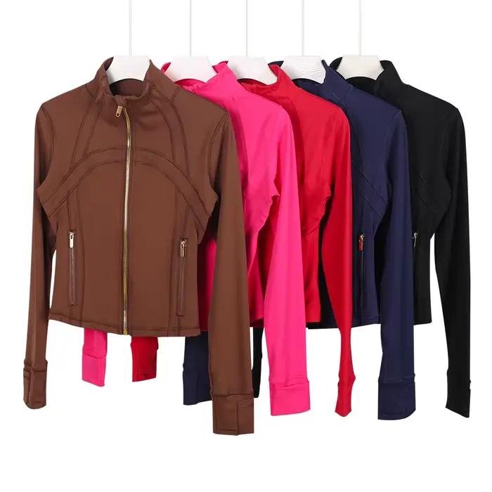Veste de sport moulante à col montant et fermeture éclair dorée pour femme