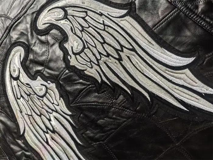 Gilet de moto en cuir véritable pour hommes gilet brodé ailes d'angle vestes sans manches pour motards et cosplay occasions décontractées