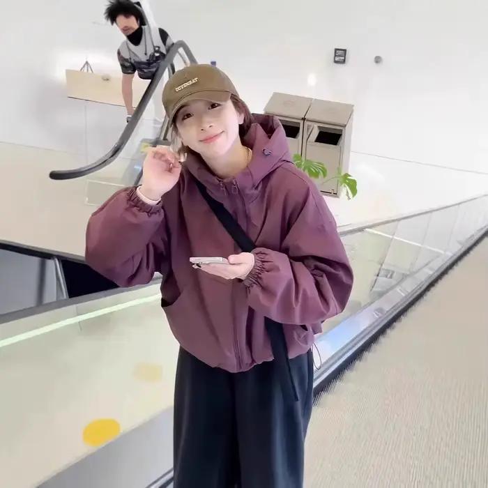 Veste à capuche pour femme, nouvelle collection printemps-automne, style tendance de la saison, coupe ample, sensation haut de gamme, petite taille, polyvalente, en polyester