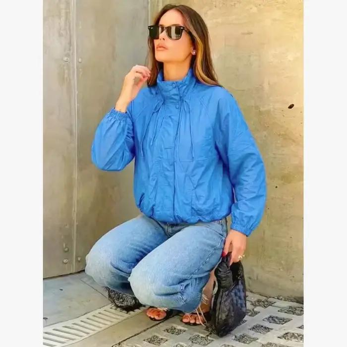 Parka Femme Élégante et Unique en Nylon Bleu à Manches Longues Plissées avec Cordon de Serrage