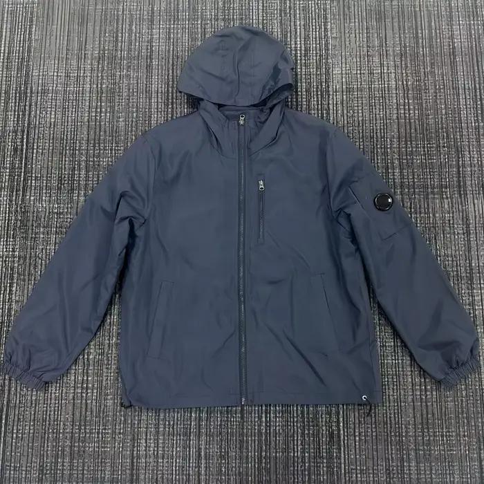 Veste coupe-vent à capuche identique pour hommes et femmes, avec poignets et poches à fermeture éclair, manteau imperméable pour la randonnée en plein air, protection solaire