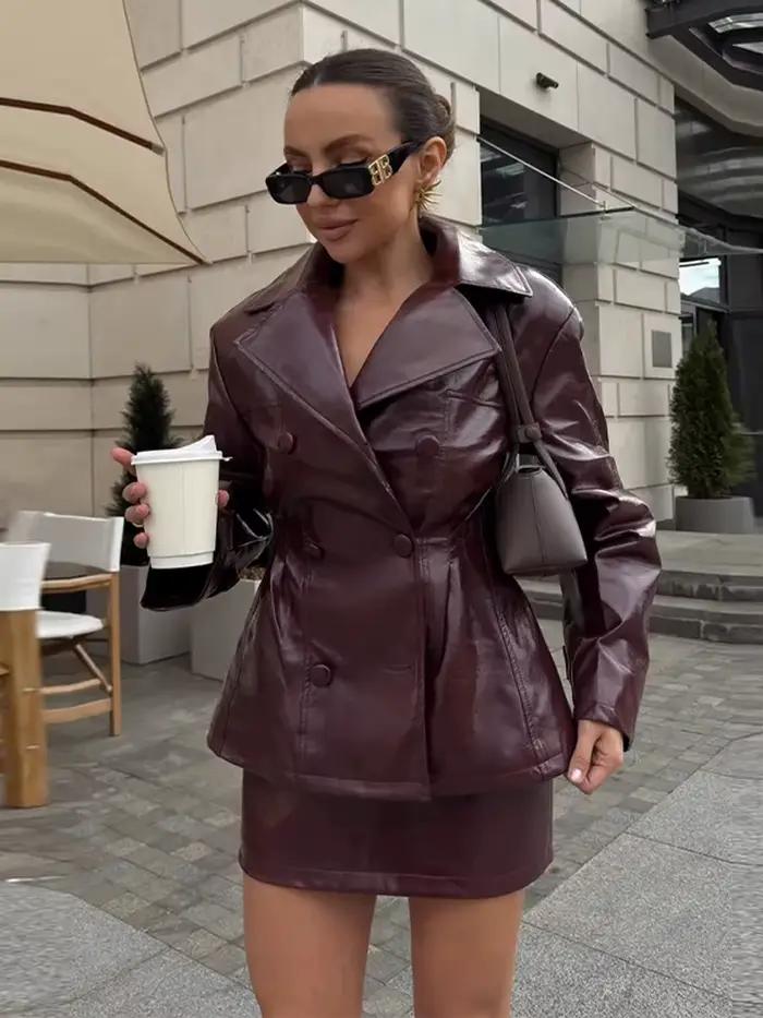 Veste en simili cuir avec col rabattu et mini-jupe pour femmes, tenue edgy pour automne hiver, élégance et sophistication pour diverses occasions