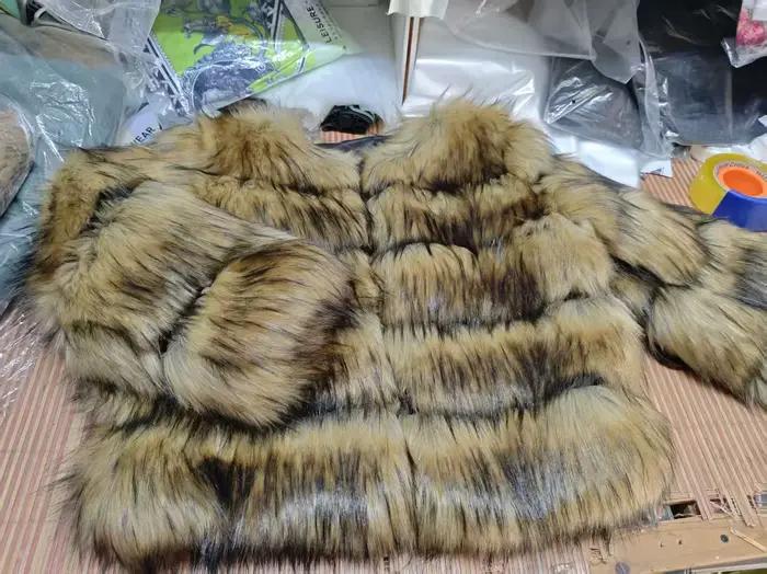 Manteau en fausse fourrure de raton laveur pour femme