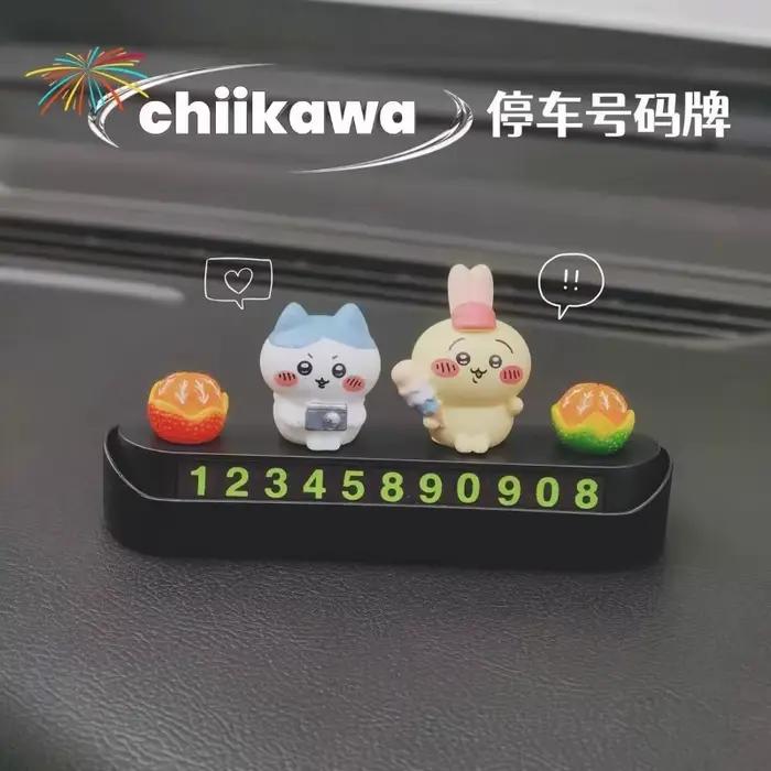 Plaque de numéro de stationnement Kawaii Chiikawa, adhésive, rotative, facile à utiliser, ornement de voiture pour tableau de bord intérieur de véhicule