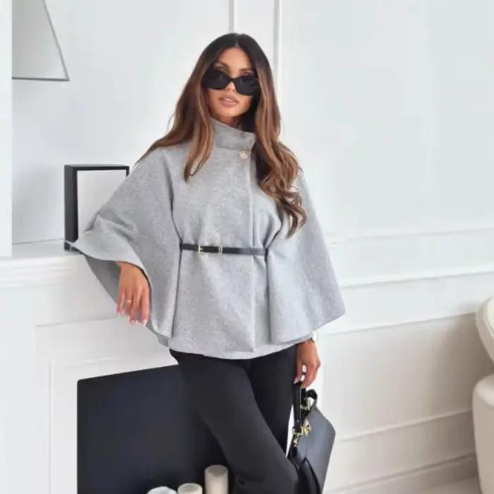 Élégant manteau cape couleur bordeaux pour femme