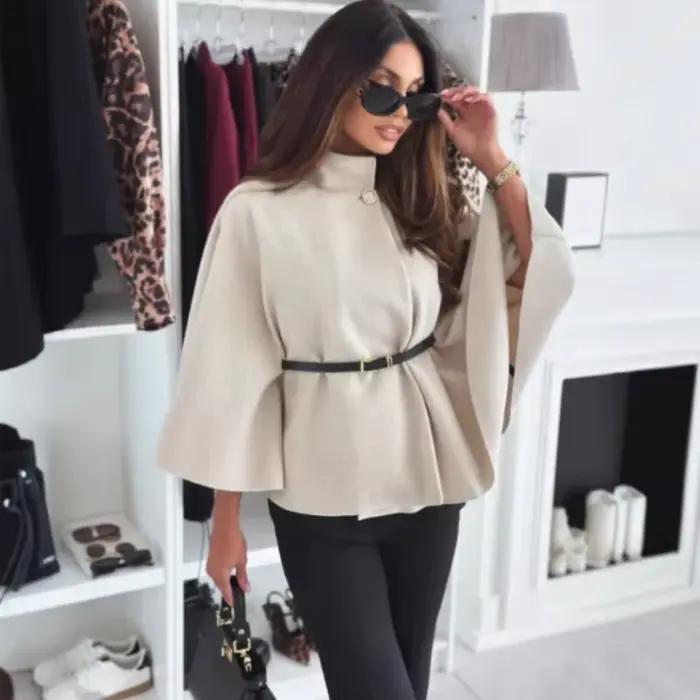 Élégant manteau cape couleur bordeaux pour femme