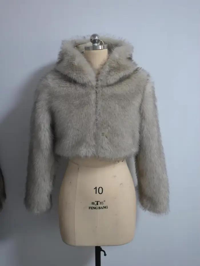 Veste courte en fourrure à capuche pour femme
