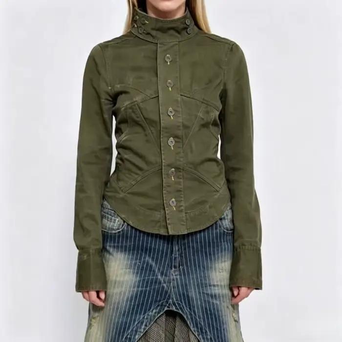 Veste militaire courte Y2K grunge pour femme, coupe ajustée, col montant, boutonnée, couleur olive vieillie, avec cordon de serrage au dos et ourlet incurvé
