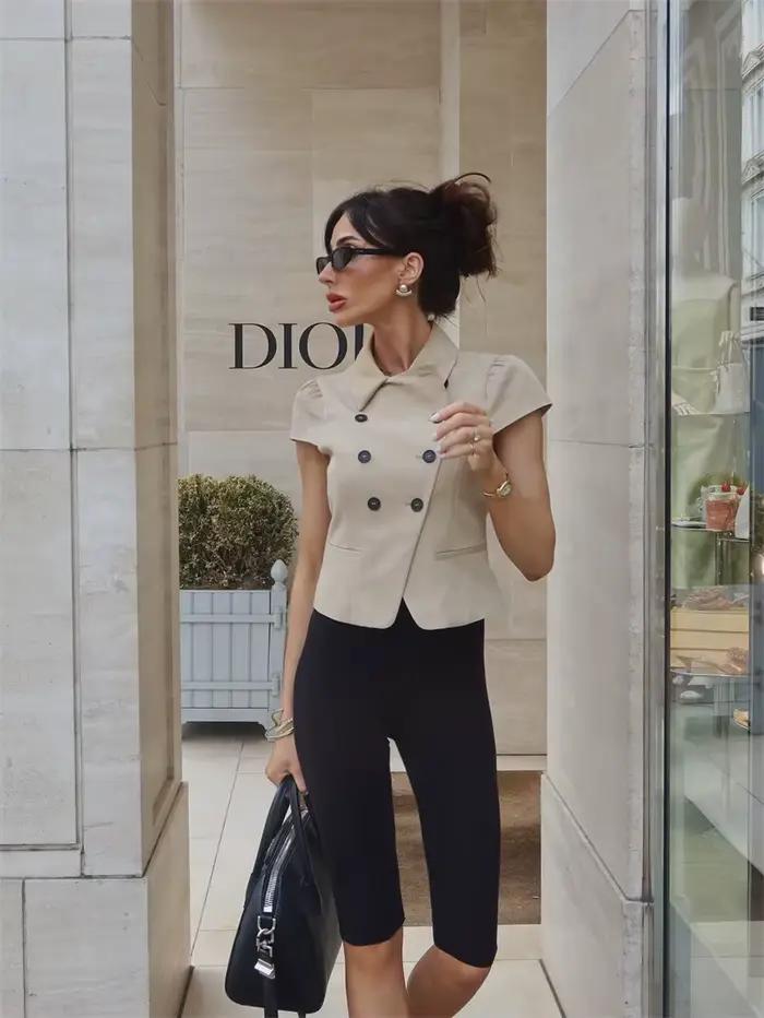 Nouvelle Veste Femme Été 2026 Kaki à Manches Courtes Col Rabattu avec Boutons Décoratifs Coupe Ajustée Élégante