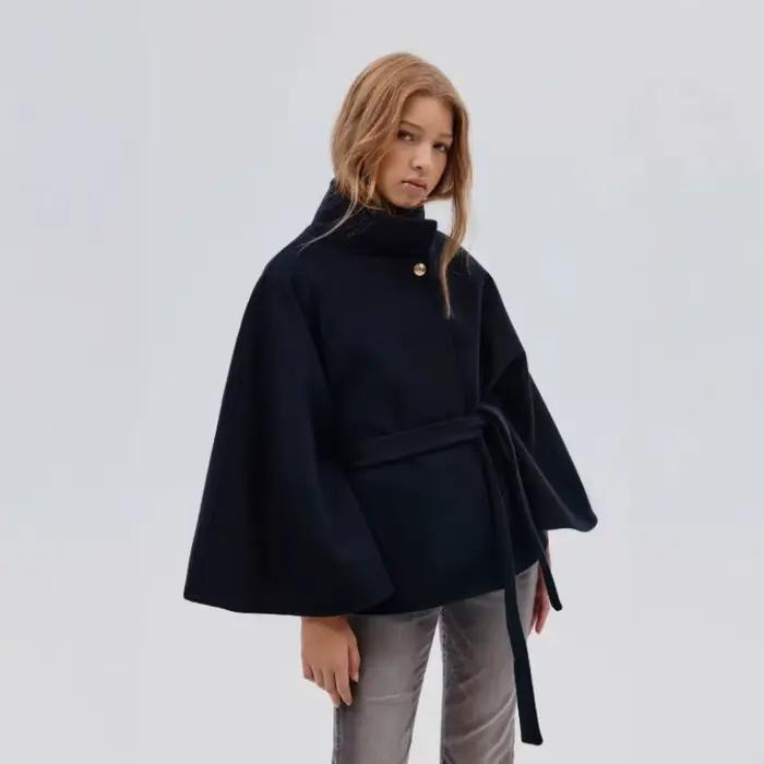 Élégant manteau cape couleur bordeaux pour femme