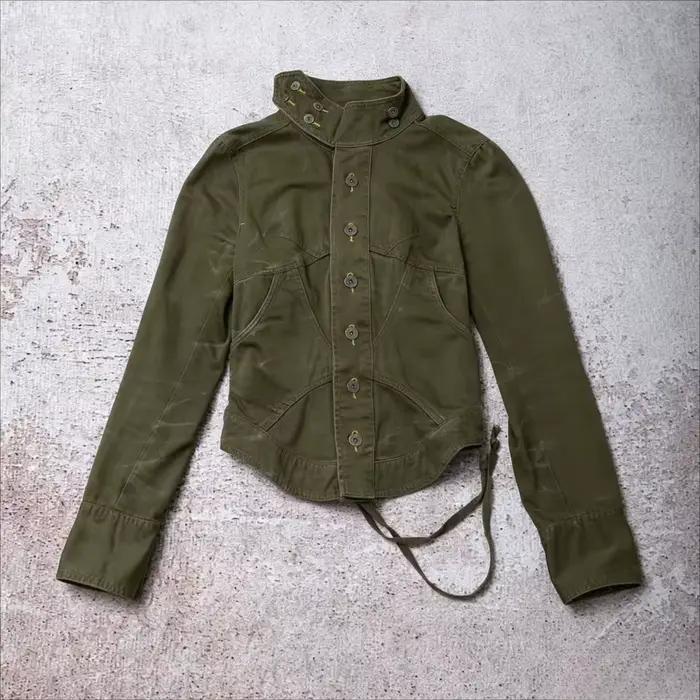 Veste militaire courte Y2K grunge pour femme, coupe ajustée, col montant, boutonnée, couleur olive vieillie, avec cordon de serrage au dos et ourlet incurvé