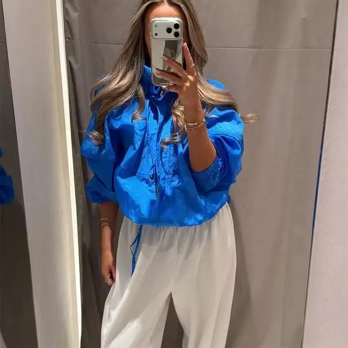 Parka Femme Élégante et Unique en Nylon Bleu à Manches Longues Plissées avec Cordon de Serrage