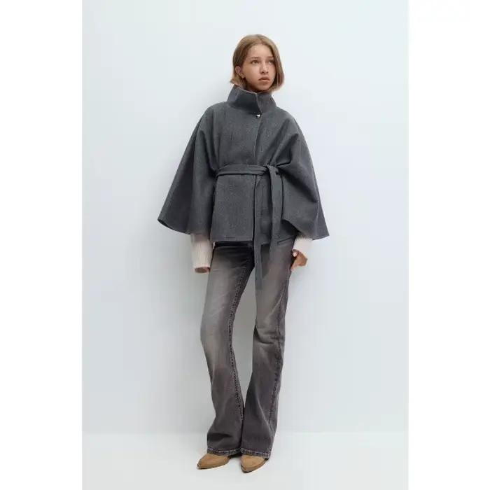 Élégant manteau cape couleur bordeaux pour femme