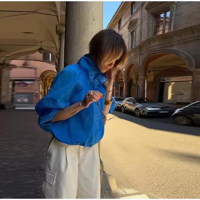 Parka Femme Élégante et Unique en Nylon Bleu à Manches Longues Plissées avec Cordon de Serrage